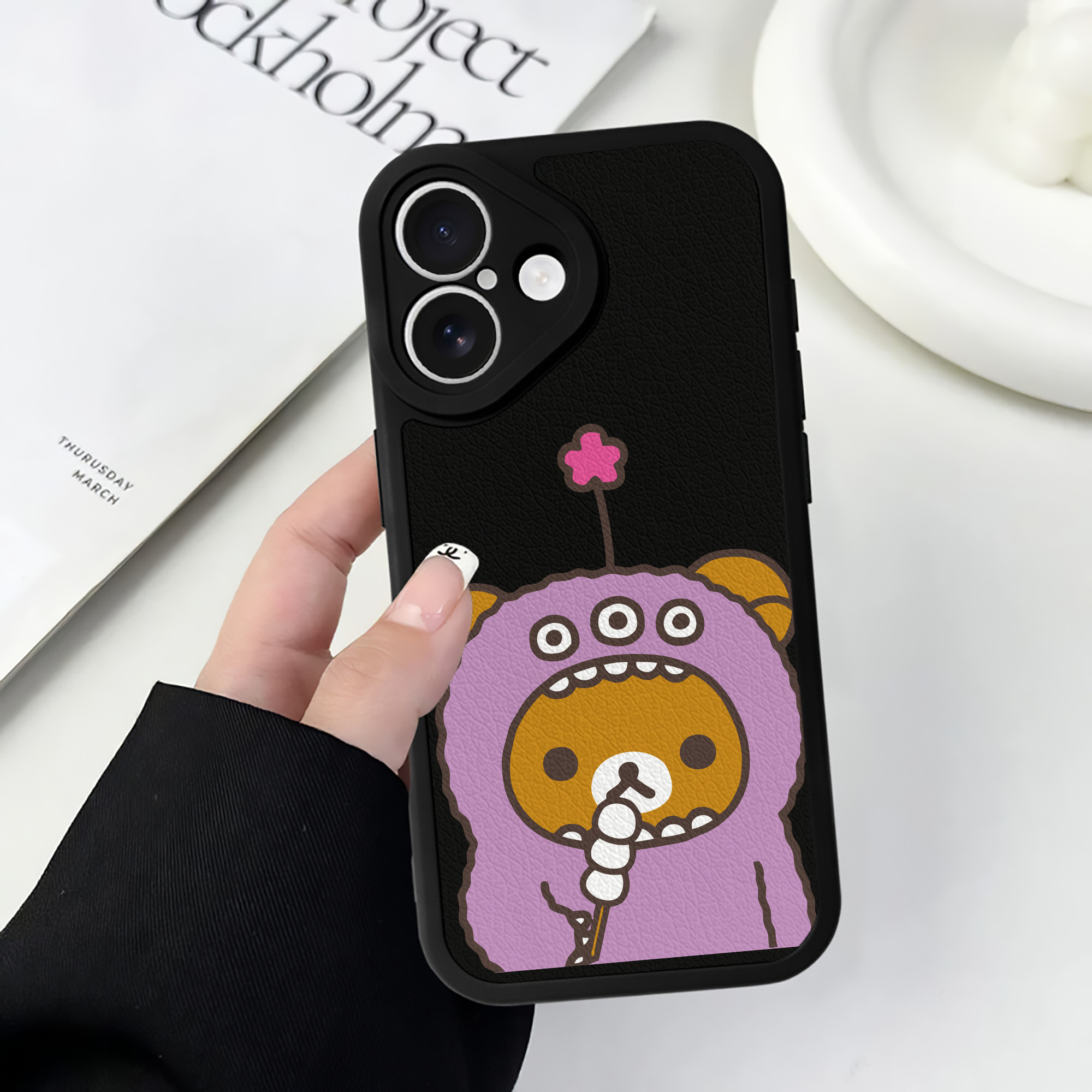 （画像用） リラックマ リラックマ キイロイトリ Rilakkuma Korilakkuma Kiiroitori 【iPhone 16シリーズ対応】シリコンスマホケース（レザー調） 材質：シリコン